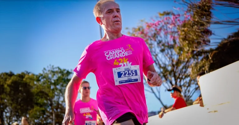 A terceira edição da Maratona de Campo Grande acontece neste domingo, dia 7 de julho, com largada e chegada na Cidade da Maratona, nos altos da Afonso Pena. A largada será às 6h, com concentração a partir das 5h. Os percursos incluem 7 km, 21 km (meia maratona) e 42 km (maratona), além de uma prova kids no sábado (6). A meta de 3 mil inscritos foi atingida rapidamente, e o evento deve atrair mais de 7 mil pessoas.