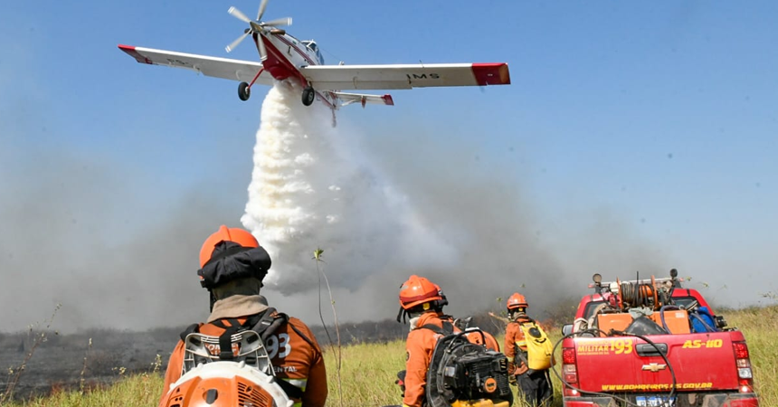 A ação coordenada do Governo de Mato Grosso do Sul por ar, terra e rio para combater os incêndios florestais no Pantanal tem uso de tecnologia, trabalho integrado e muita dedicação. Este esforço, em especial a dos bombeiros que lidam diretamente com o fogo em larga extensão, é reconhecido com agradecimentos e elogios dos pantaneiros. Por esta razão, eles fazem questão de apoiar e cooperar no que for possível com os combatentes.