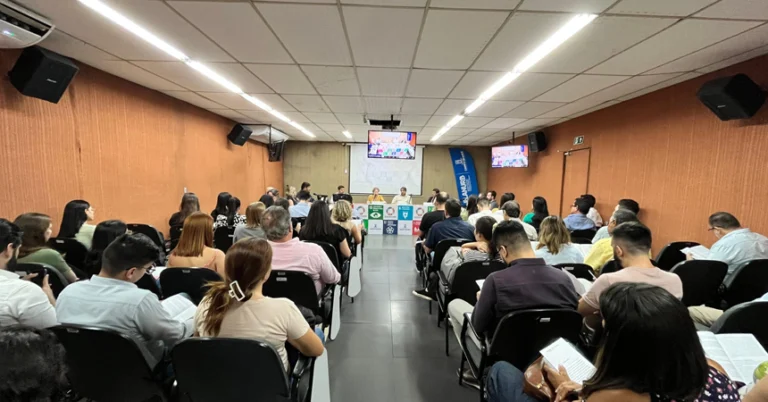 A Prefeitura Municipal de Campo Grande, através da Agência Municipal de Meio Ambiente e Planejamento Urbano (Planurb), convida todos os interessados a participar da audiência pública sobre o Estudo de Impacto de Vizinhança (EIV). O evento acontecerá no dia 16 de agosto de 2024, sexta-feira, às 18 horas, no Auditório Engenheiro Nilo Javari Barém - Planurb, localizado na Rua Hélio de Castro Maia, 279 - Jardim Paulista.