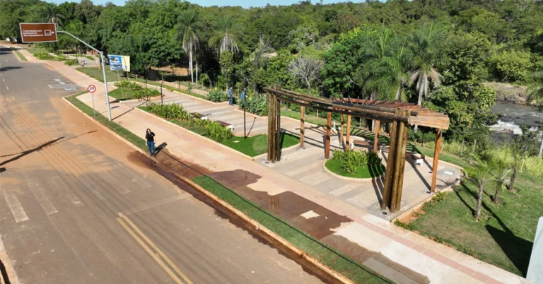 A nova orla da Cachoeira dos Diamantes em Rochedo, Mato Grosso do Sul, foi recentemente concluída pelo Governo do Estado, sob a liderança do governador Eduardo Riedel. Com um investimento de R$ 3,5 milhões, a urbanização e o paisagismo transformaram a área em um atrativo turístico de primeira linha, reforçando o compromisso estadual com o desenvolvimento local e o municipalismo.