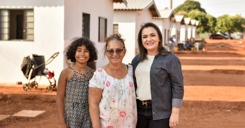 O sonho da casa própria se tornou realidade para dezenas de famílias em Campo Grande. Após décadas vivendo em condições insalubres, essas famílias agora celebram a conquista de um lar digno, resultado de uma série de ações da gestão da prefeita Adriane Lopes para reduzir o déficit habitacional.