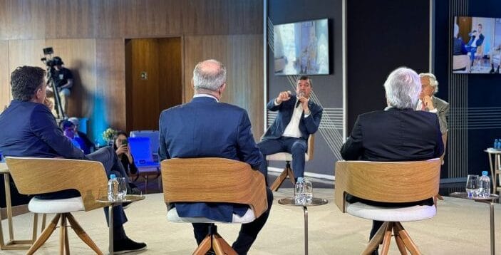Eduardo Riedel em palestra no Encontro de Líderes em São Paulo, discutindo segurança pública e combate ao tráfico com outras autoridades e líderes empresariais.