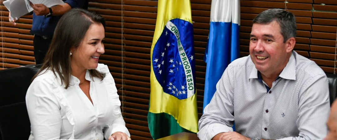 O primeiro turno das eleições para prefeito de Campo Grande, vencido por Adriane Lopes (PP), já está reconfigurando o cenário político para o segundo turno, marcado para o dia 27 de outubro. O Governador Eduardo Riedel, que recebeu significativo apoio da Prefeita Adriane Lopes em sua campanha de 2022, deve agora retribuir esse suporte neste segundo turno.O primeiro turno das eleições para prefeito de Campo Grande, vencido por Adriane Lopes (PP), já está reconfigurando o cenário político para o segundo turno, marcado para o dia 27 de outubro. O Governador Eduardo Riedel, que recebeu significativo apoio da Prefeita Adriane Lopes em sua campanha de 2022, deve agora retribuir esse suporte neste segundo turno.