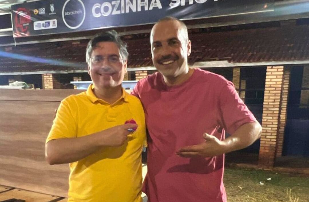 Vereador Dr. Victor Rocha entregando moção ao chef Ébano Augusto em sessão solene da Câmara Municipal.