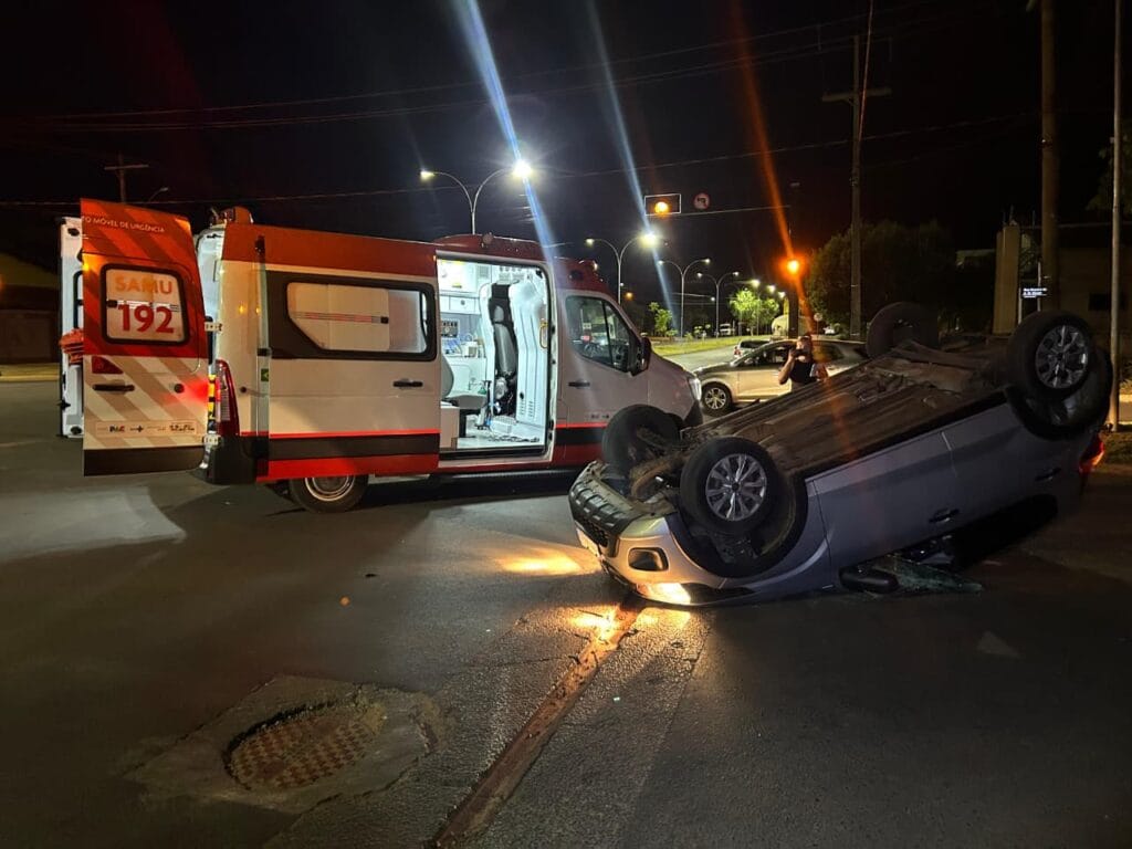 Atual News 6 Carro capota após colisão com micro-ônibus em cruzamento de Três Lagoas; motorista é levado à UPA