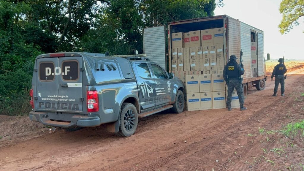 Polícia recupera caminhão roubado com 16 mil pacotes de cigarros contrabandeados em Mundo Novo