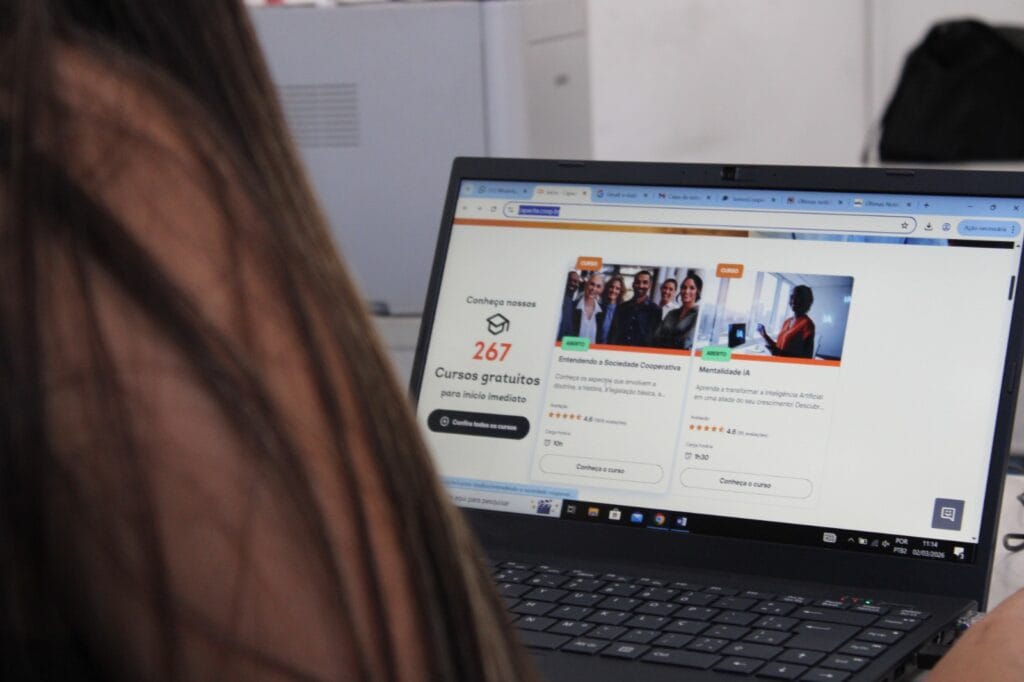 Plataforma oferece mais de 250 cursos on-line gratuitos para jovens de Campo Grande