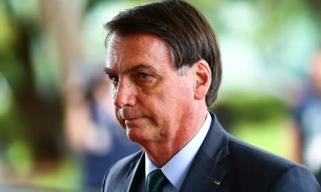 Bolsonaro deixa UTI e é transferido para unidade semi-intensiva após evolução no quadro de pneumonia
