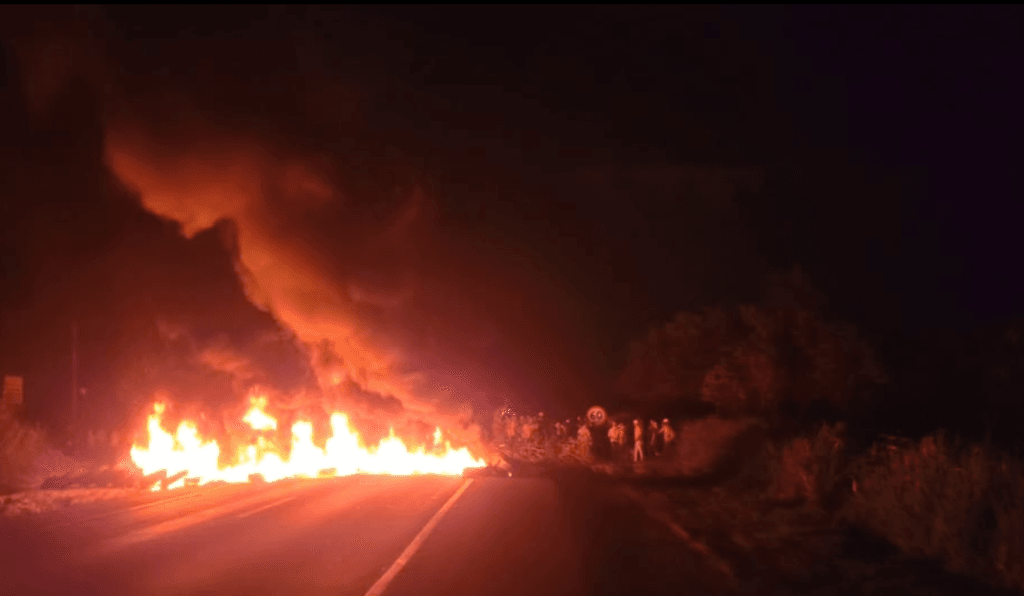 Mulheres do MST bloqueiam BR-163 em Campo Grande para cobrar avanço da reforma agrária