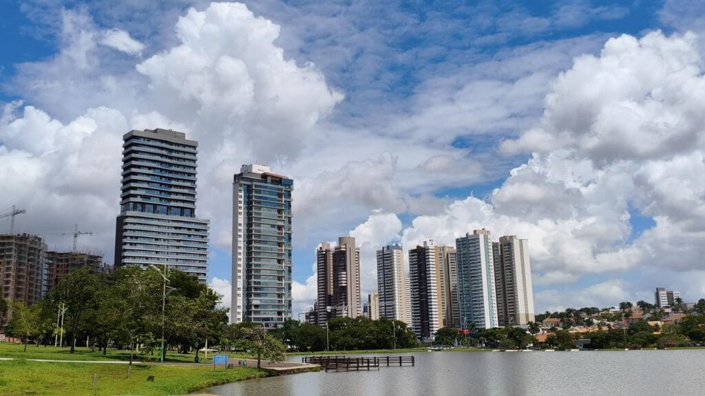 Sol aparece entre nuvens e mantém tempo estável em Campo Grande nesta quarta-feira