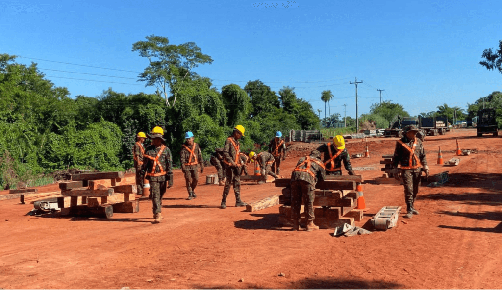 Exército monta ponte metálica provisória para restabelecer tráfego na MS-080, em Rio Negro