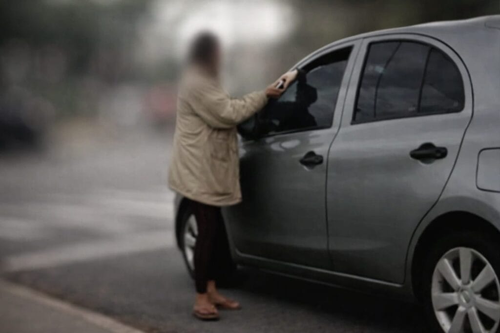 Cresce número de pedintes em semáforos e estacionamentos de Paranaíba e moradores manifestam preocupação