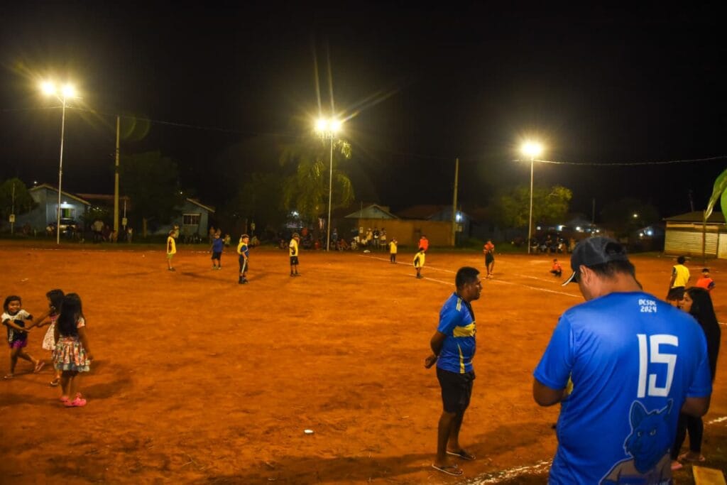 Campo Grande alcança 131 campos com iluminação ao beneficiar Aldeia Água Bonita