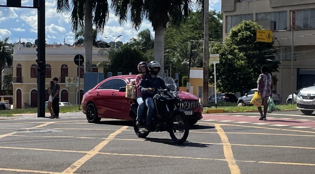 Curso gratuito da Agetran orienta motociclistas sobre pilotagem segura em Campo Grande