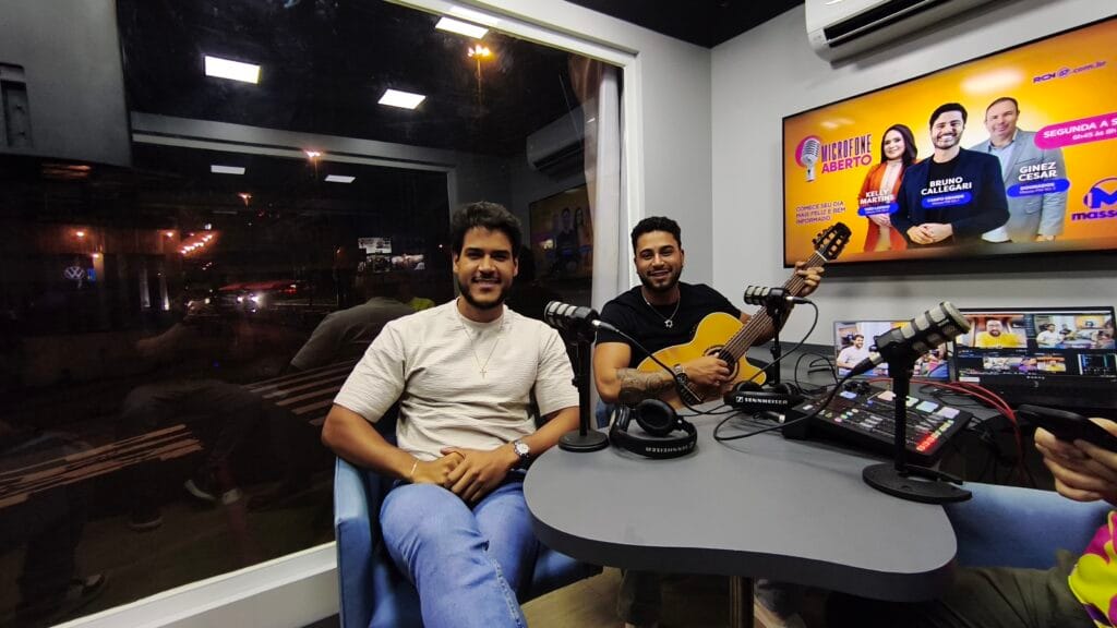 Danilo e Davi detalham carreira, bastidores de sucessos e novo DVD em entrevista no estúdio móvel do Grupo RCN