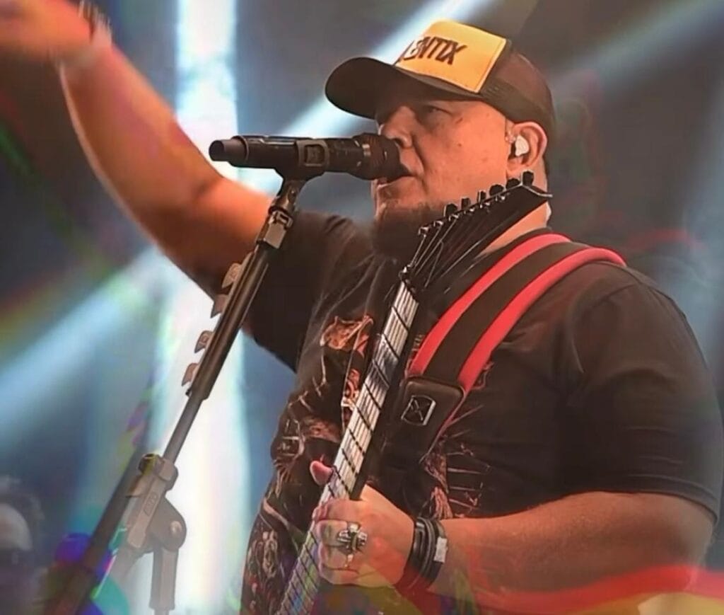 Raimundos lota show gratuito em Paranaíba, lembra parceria com Guns N’ Roses e pede união no rock nacional
