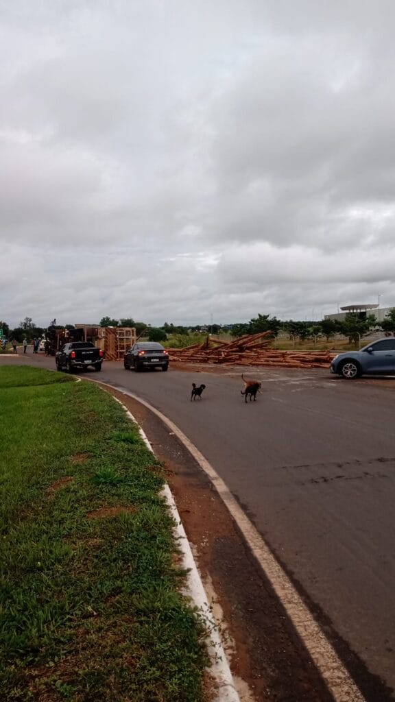Carreta tomba na rotatória do Anel Viário da BR-158 em Três Lagoas