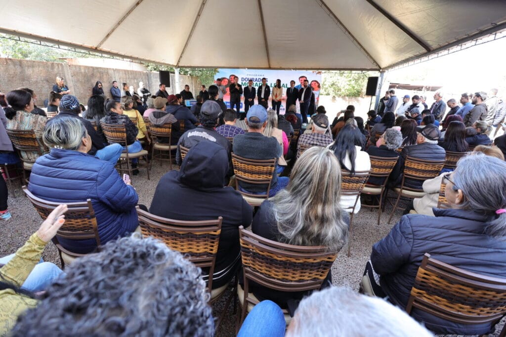 Famílias de Dourados recebem 145 novas escrituras após quase três décadas de espera