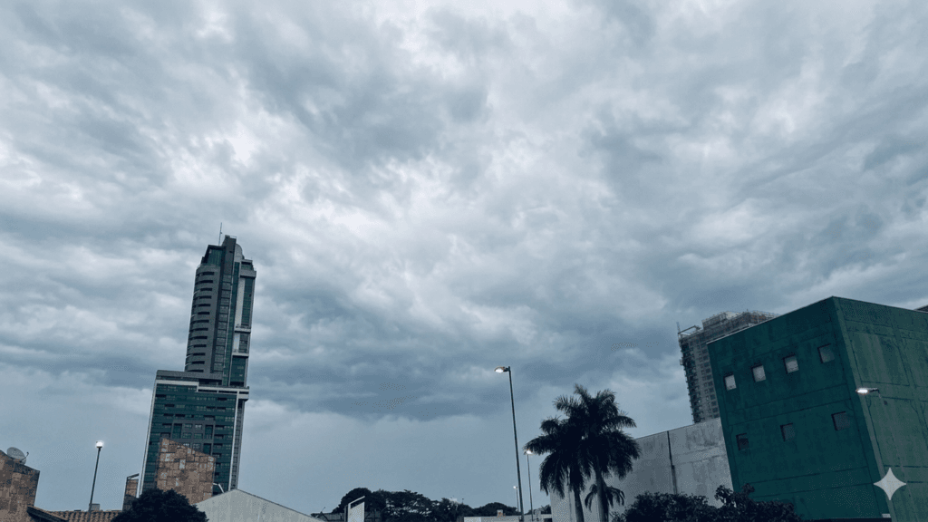 Domingo deve alternar sol, muitas nuvens e chance de chuva em Campo Grande