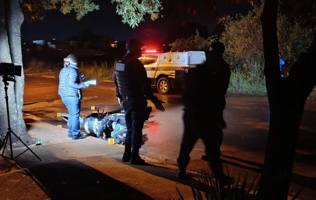 Jovem é assassinado ao reduzir velocidade da moto em quebra-molas em Caarapó
