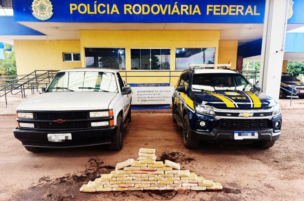 Fiscalização da PRF em Miranda encontra 53,8 quilos de pasta base escondidos em caminhonete