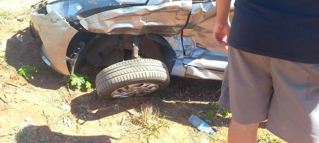 Mulher fica ferida após colisão entre van e carro em Três Lagoas