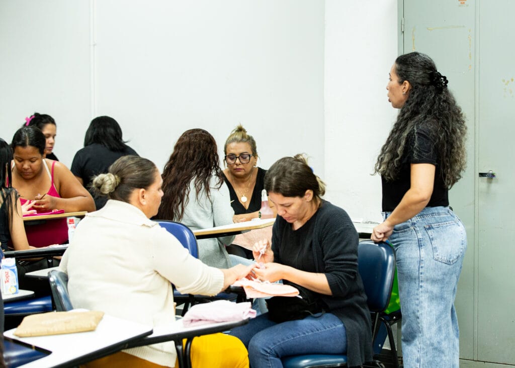 Curso gratuito de manicure e pedicure inaugura programação do Agosto Lilás em Campo Grande
