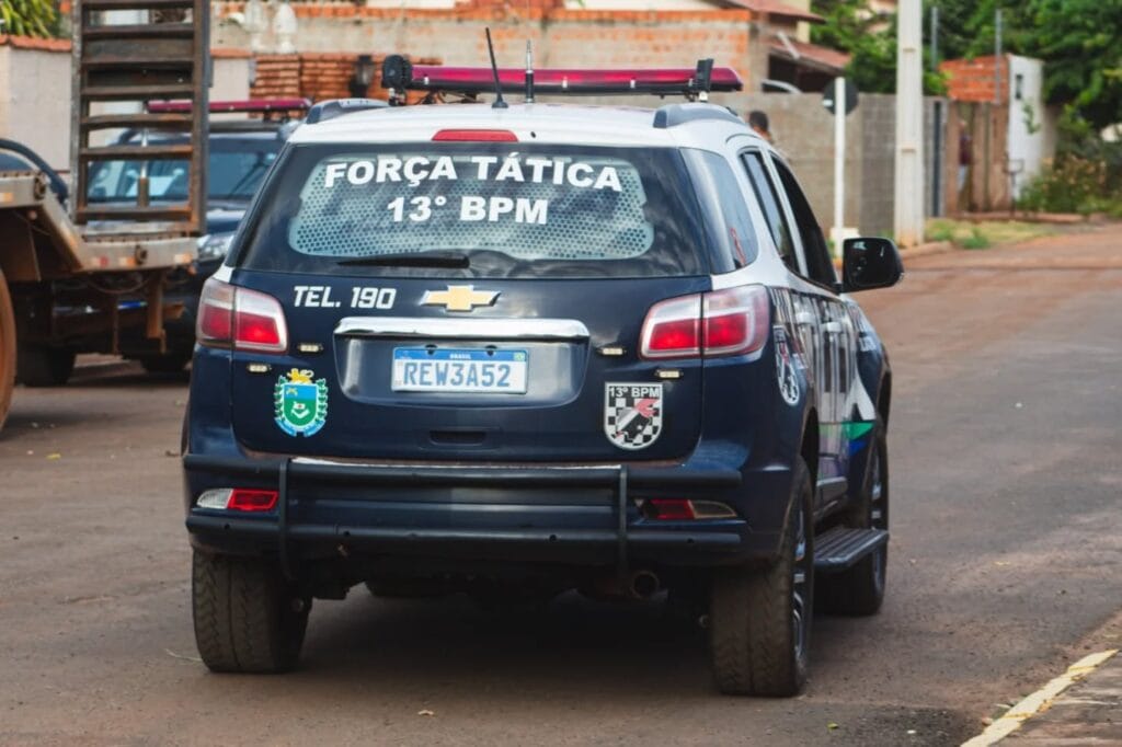 Polícia apreende faca e droga após denúncia de ameaça em Paranaíba