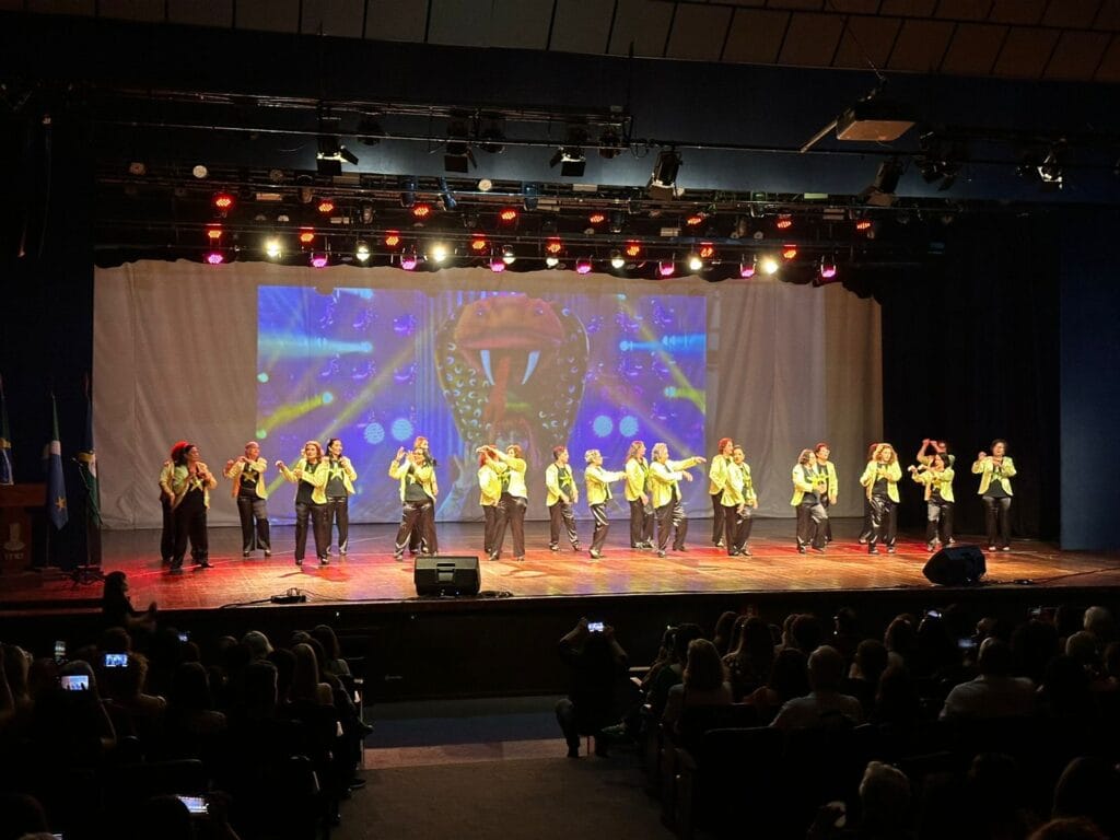 130 idosos do Ativa Idade apresentam ‘O Desafio de Ser Feliz’ no Teatro Glauce Rocha