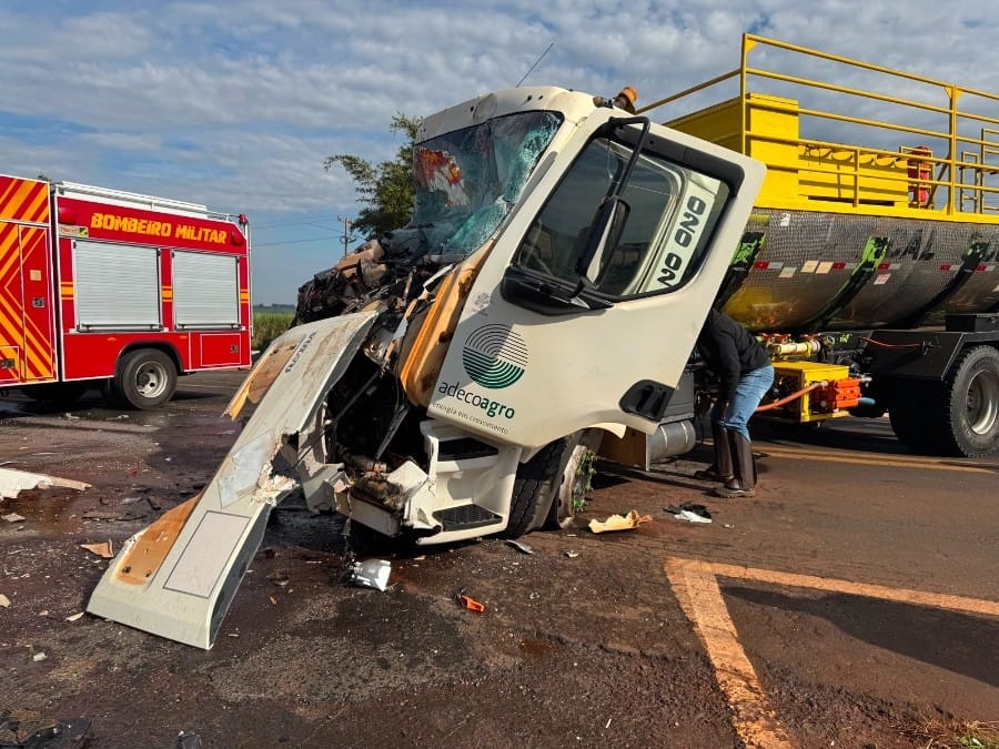 Caminhão-tanque fica destruído após colisão com carreta na MS-141, entre Ivinhema e Naviraí