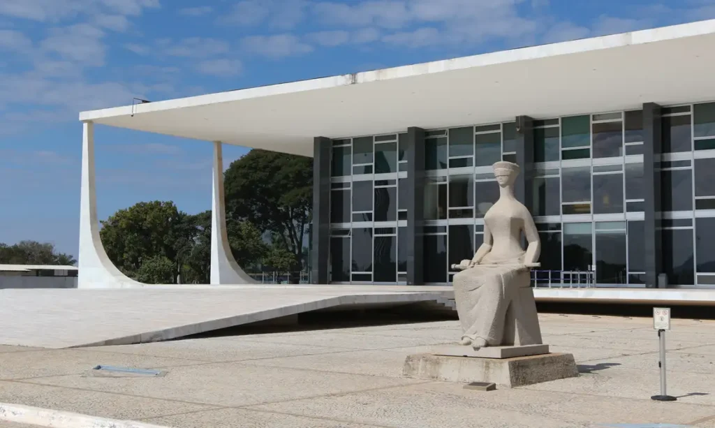 80% da elite do Judiciário supera teto constitucional de R$ 46 mil em 2025