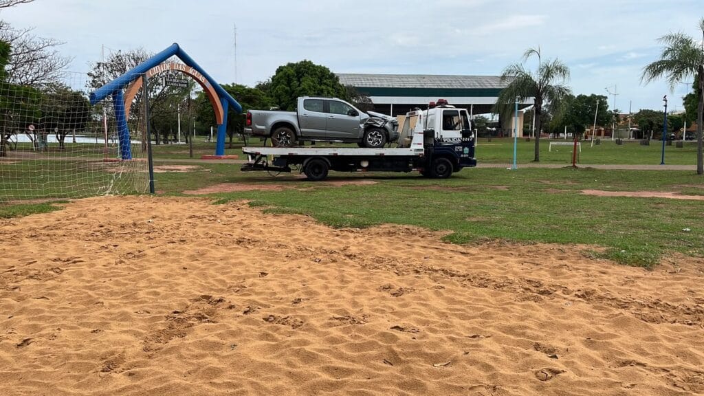 Picape S10 é removida após batida na Lagoa Maior em Campo Grande