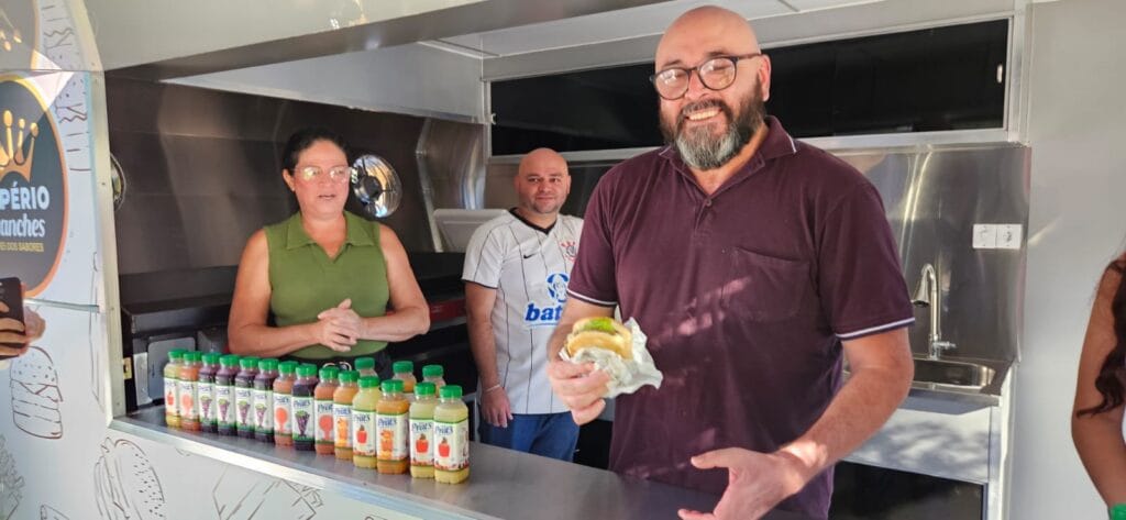 Empresário de Campo Grande recebe trailer premiado da Massa FM