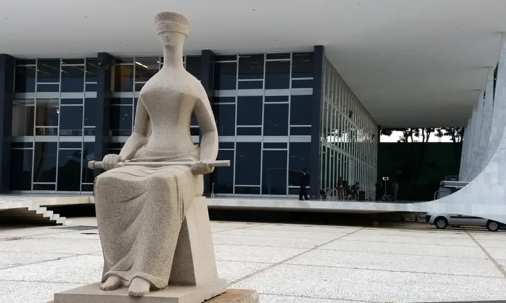 Desconfiança cresce: 56% dos brasileiros não confiam no STF