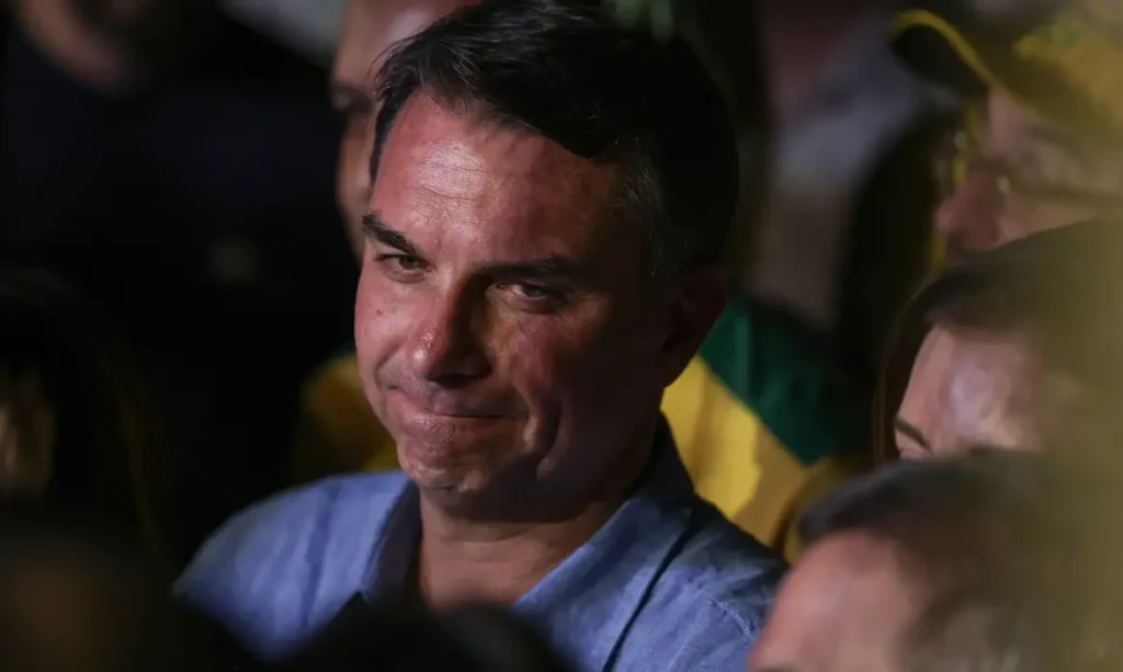 Senador Flávio Bolsonaro publica carta aberta e anuncia atuação da oposição a partir dos EUA
