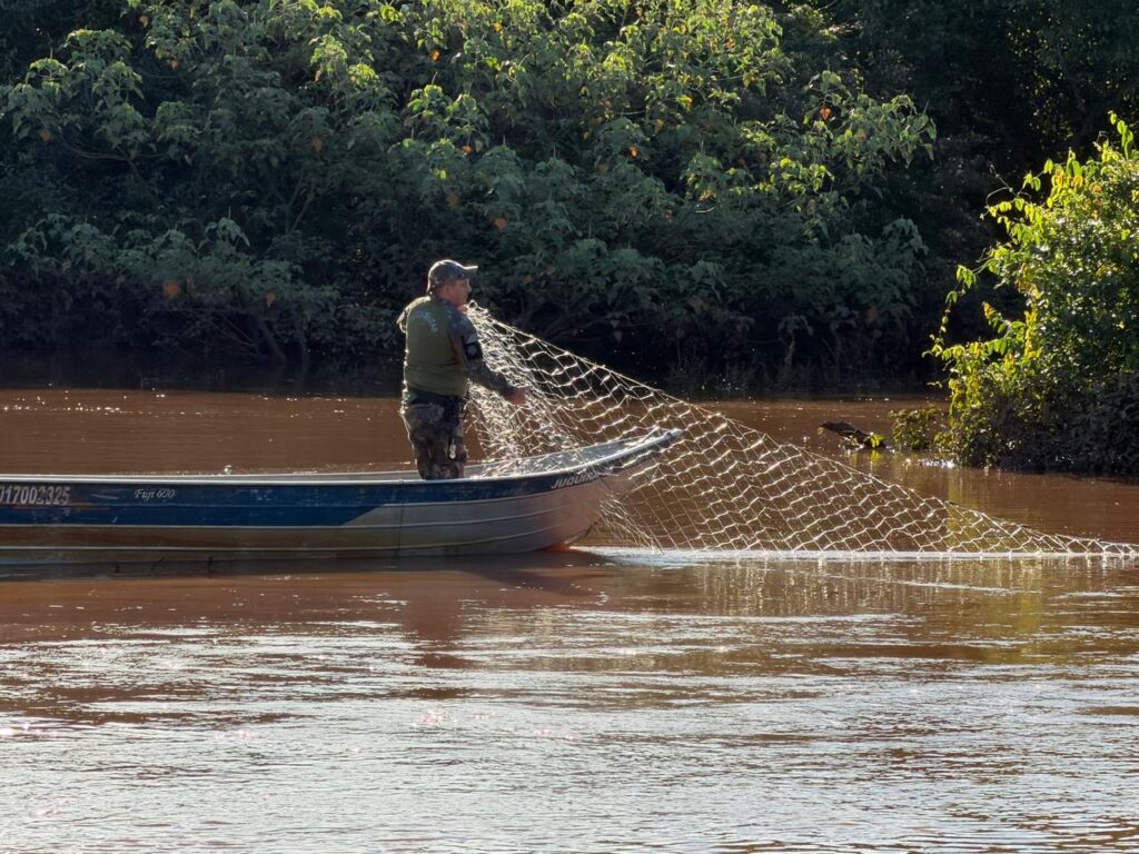 PMA apreende barco e 17,5 kg de peixes em fiscalização no Rio Iguatemi