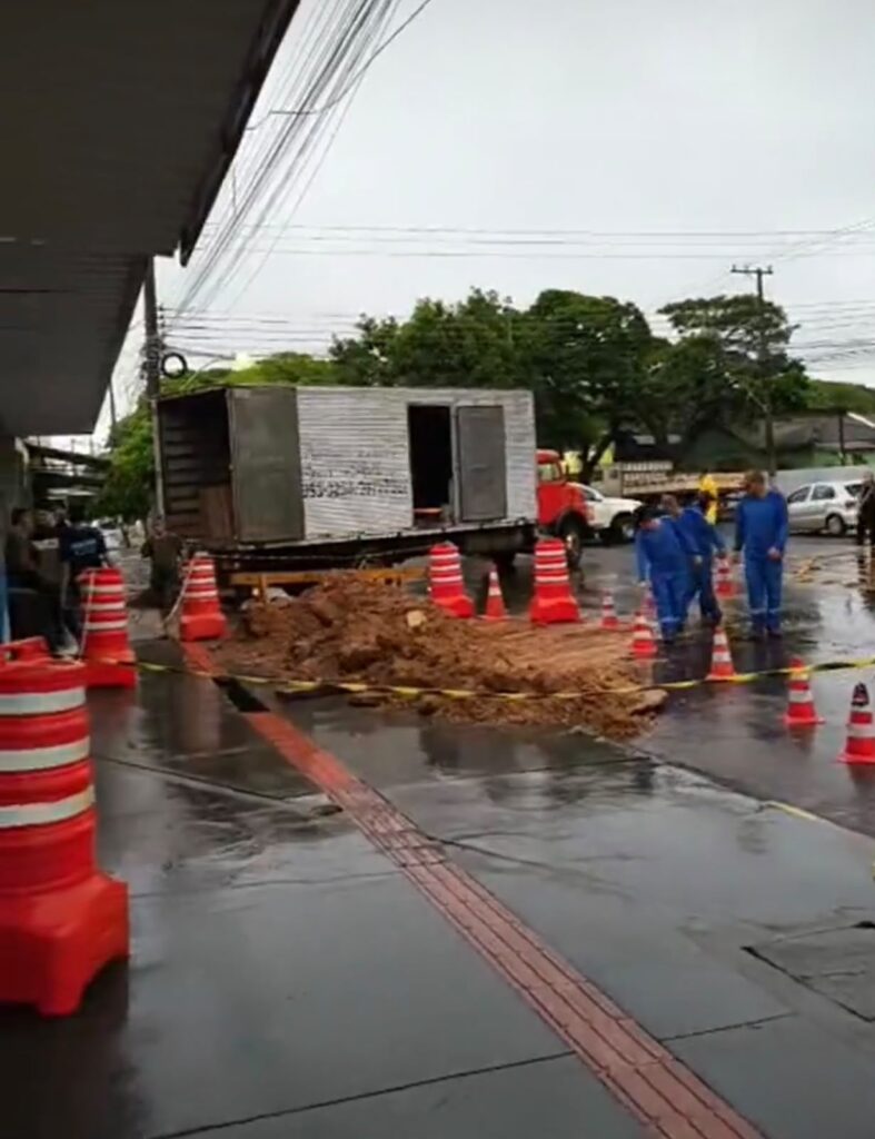 Cratera na calçada de Dourados leva à interdição de rua Cuiabá