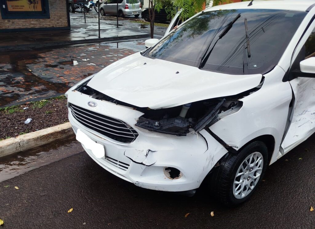 Colisão entre carros na chuva deixa dois motoristas feridos em Três Lagoas