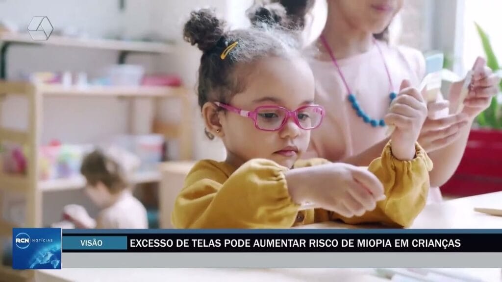 Uso excessivo de telas eleva risco de miopia em crianças, alerta oftalmopediatra