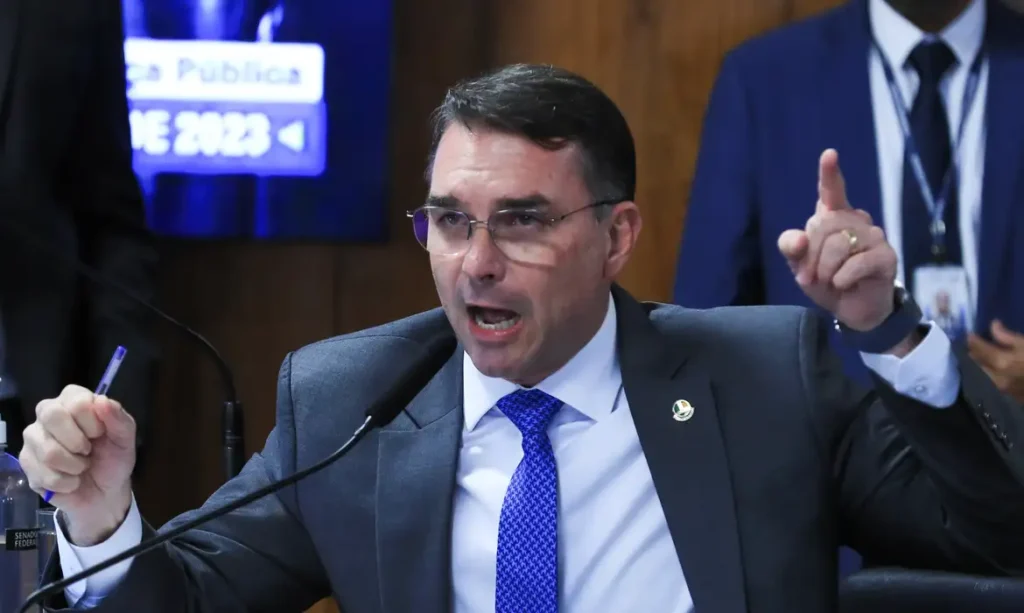Flávio Bolsonaro aceita quebra de sigilos se Lula abrir contas do Planalto