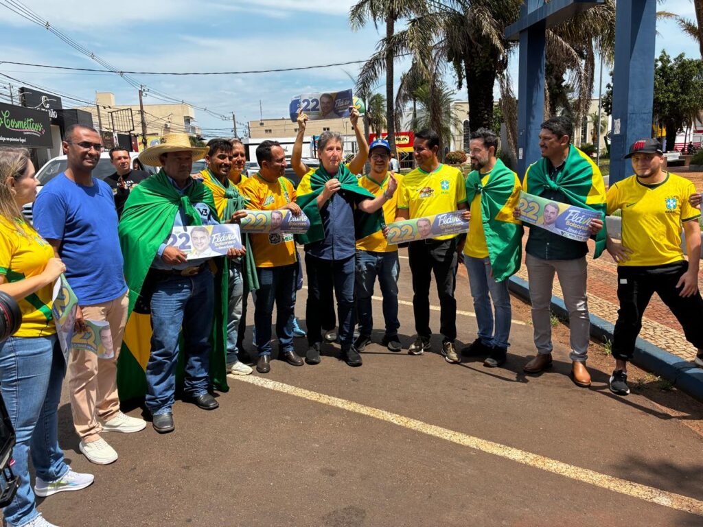 Prefeitos de MS fazem adesivaço em Paranaíba para apoiar Flávio Bolsonaro